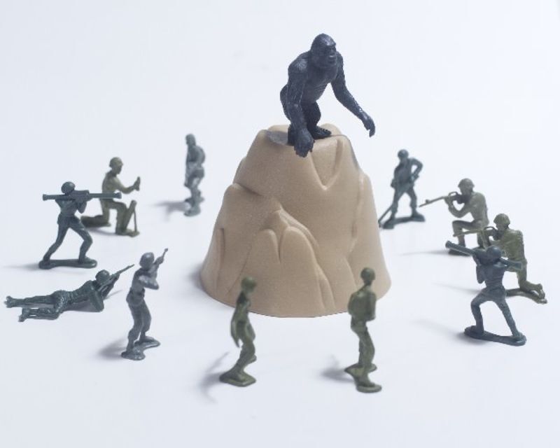 仲間を救うために宇宙人と戦う