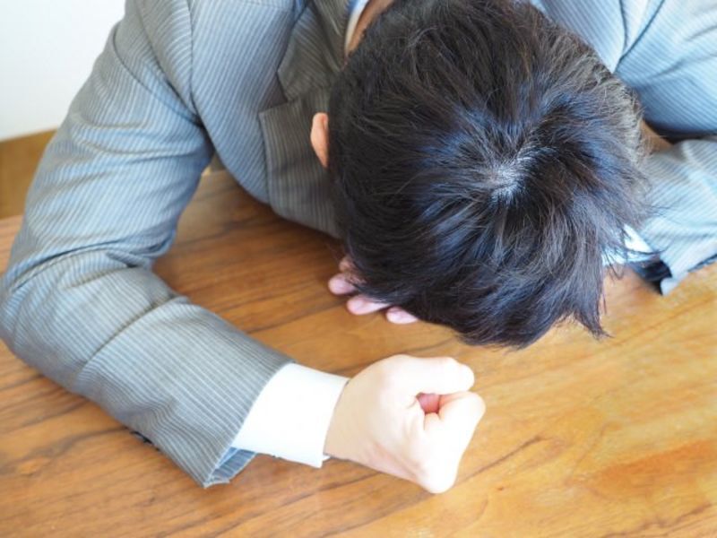 何も言い返せなくて悔しがる弱い男性