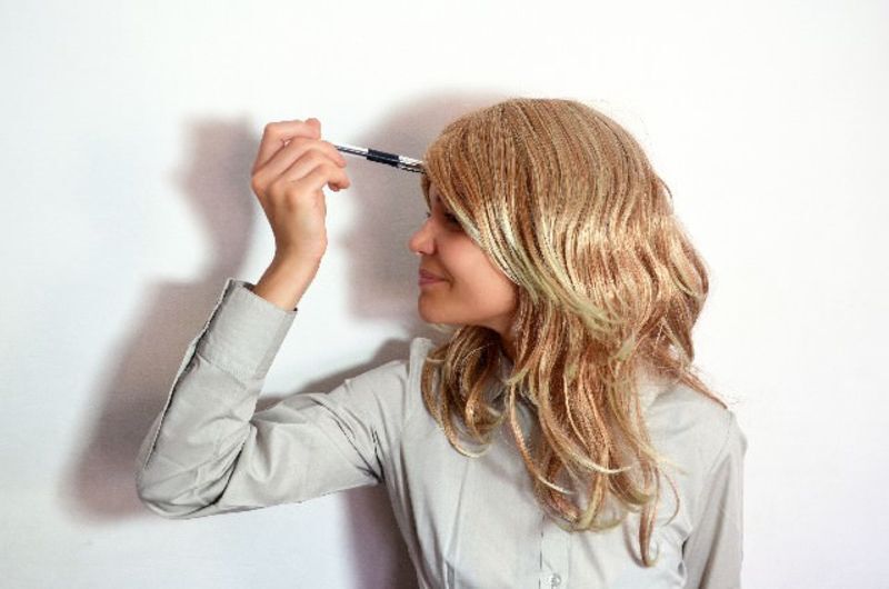 相手の状況や環境を考え、想像している女性