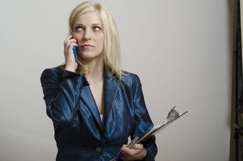 束縛が激しい恋人からの電話に出る仕事中の女性