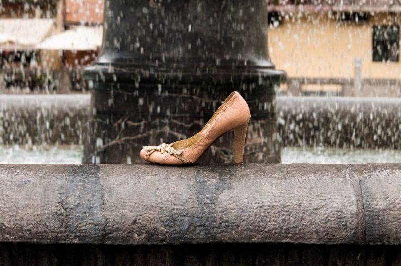 雨の中のハイヒール