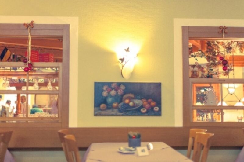 お店の内の真ん中の席