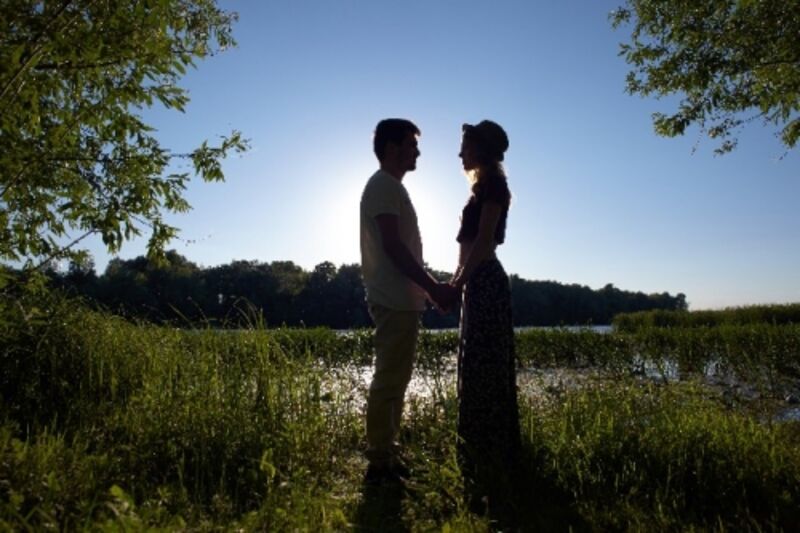 男女が向かい合う