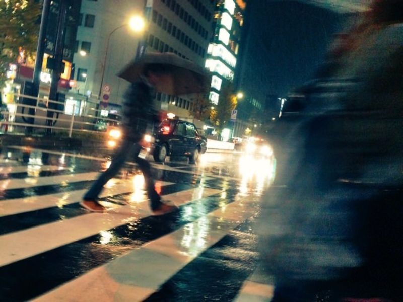 傘を取りに引き返す