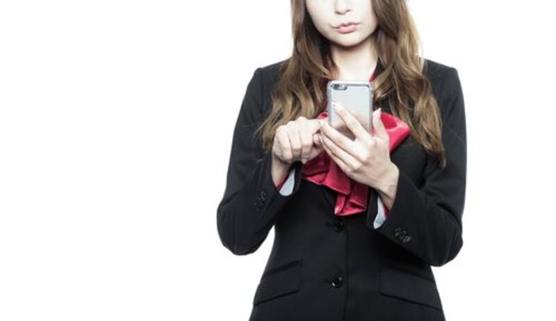 メールで何度もやり取りをする女