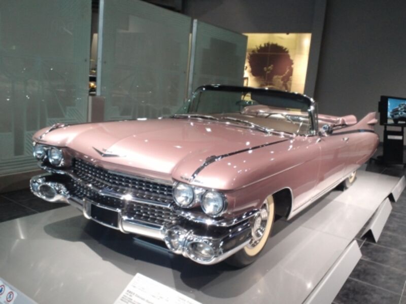 ピンクのオープンカー