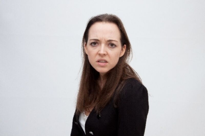 露骨に嫌な顔をする女