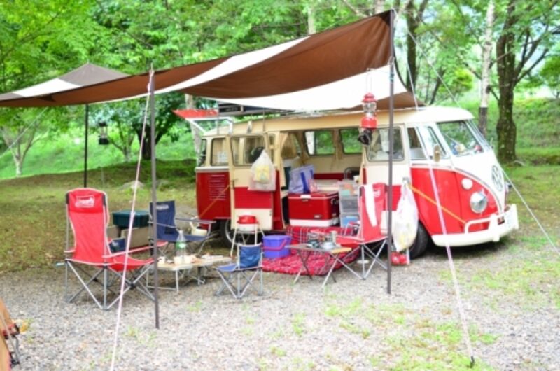 水辺でバーべキュー