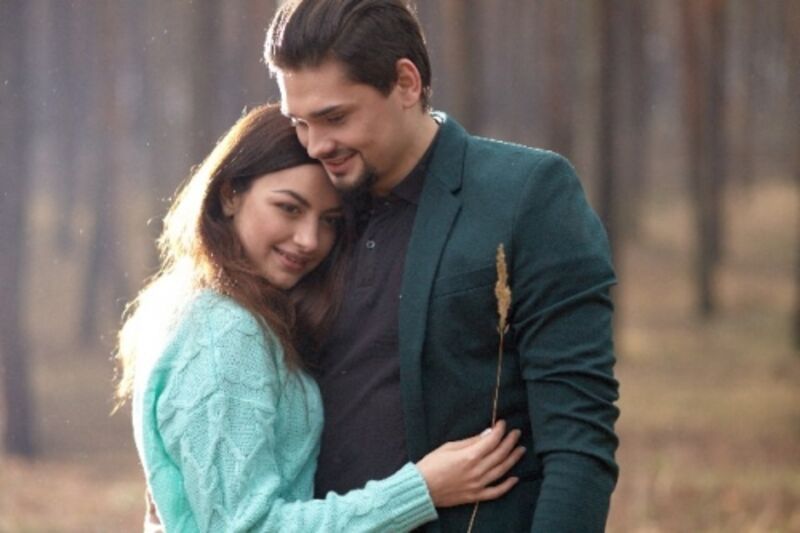 恋人を抱き寄せる