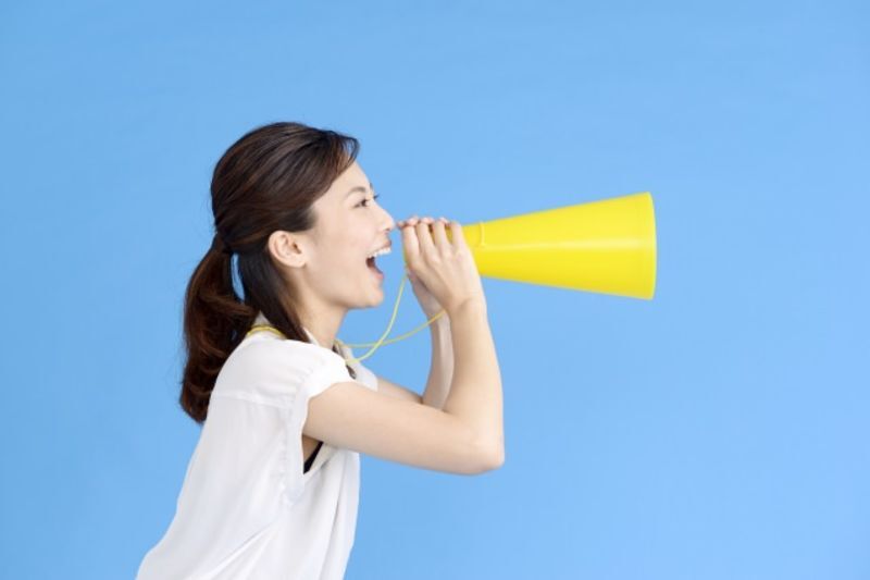 メガホンを持って一生懸命に応援してくれる女性