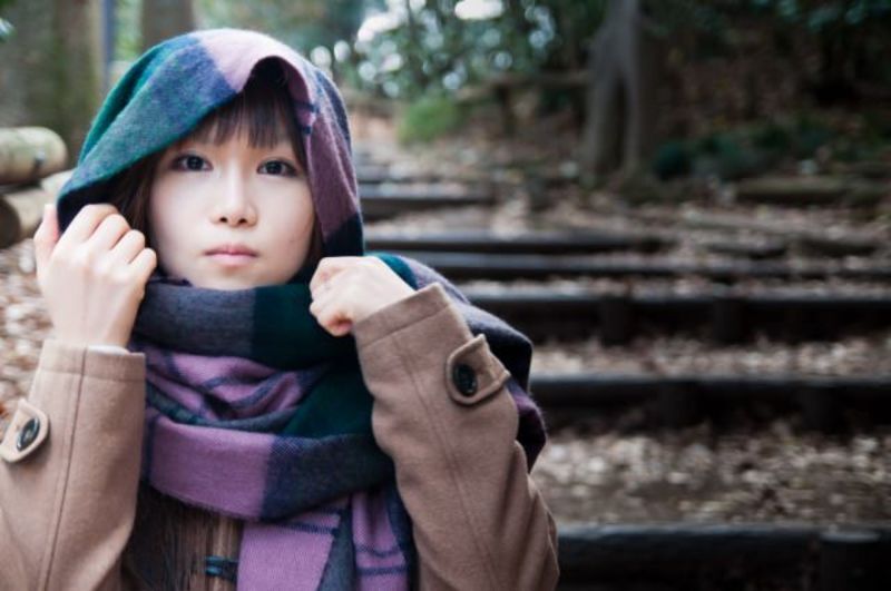 ボリュームがあるマフラーを巻く女性