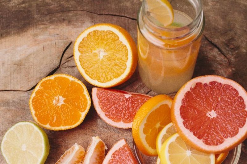 半分に切られたフルーツ