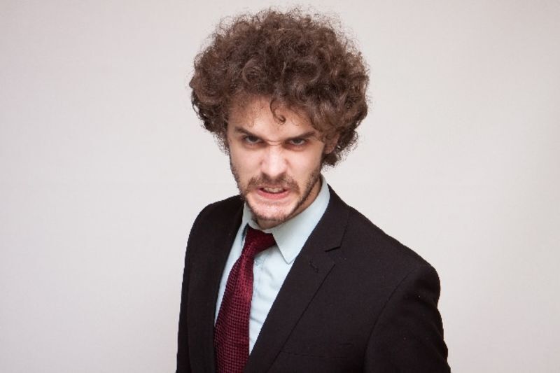 パワフルに怒る人