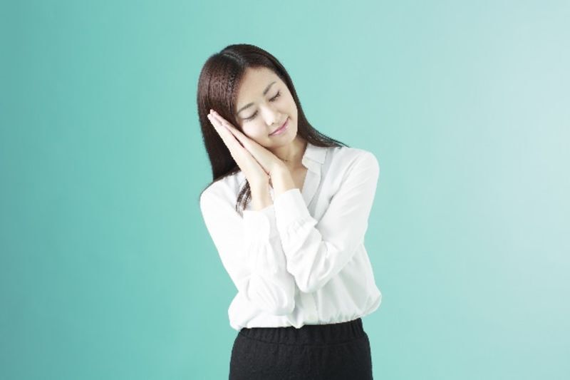 おやすみなさいメールを送る女性