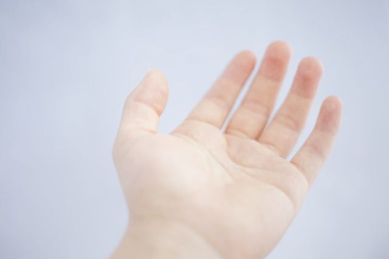 手を差し伸べてくれる優しい女性