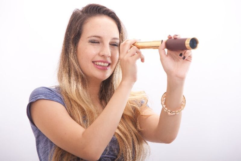 人間観察をしている婚活パーティーに来ている女性