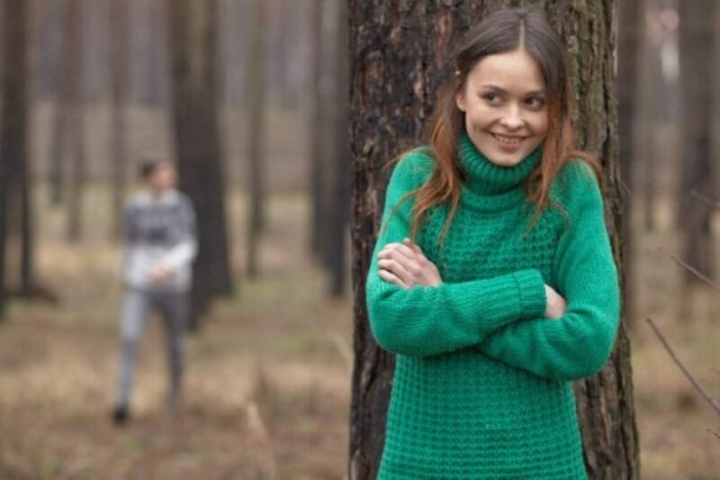 隠れて驚かせる。