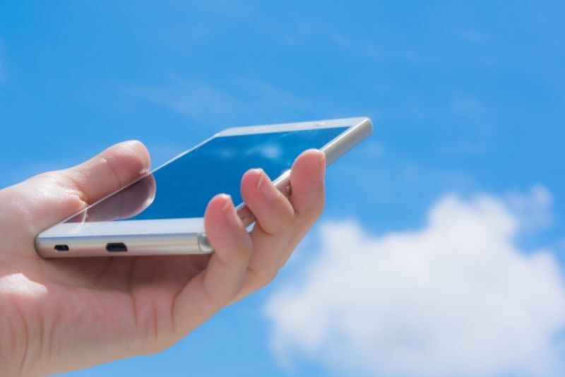 メールを送る男性