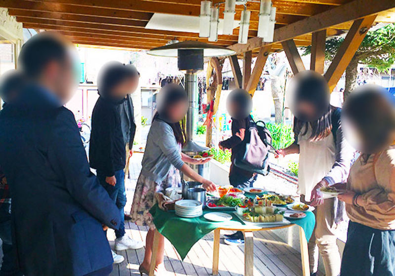 オープンテラスでの食事