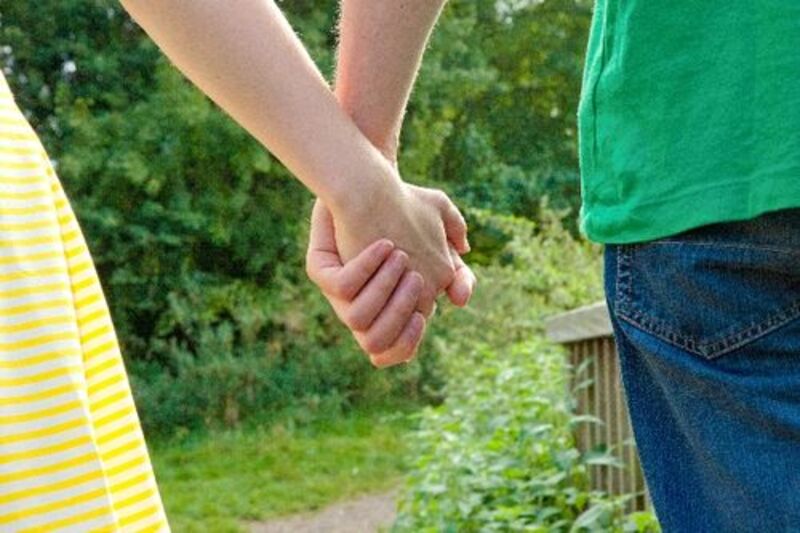 女性の歩くペースに合わせてあげる